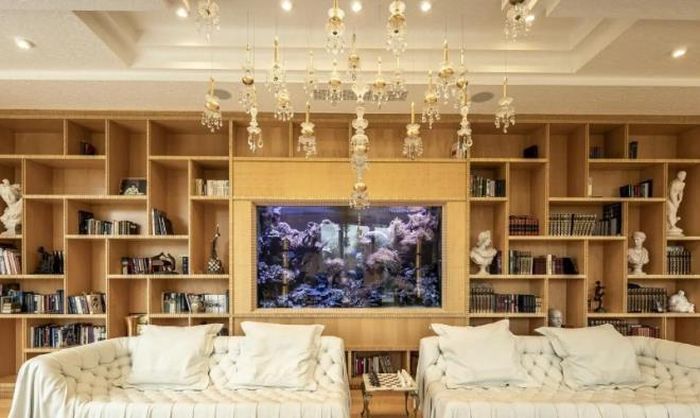 Khu vực sinh hoạt chung được trang hoàng đẹp mắt như cung điện. (Ảnh: Homesandproperty)