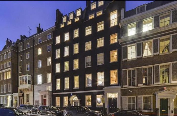 Căn biệt thự 8 tầng trên phố Old Queen Street (London, Anh) được rao bán với giá 17,75 triệu bảng (tương đương 517 tỷ đồng). Đây là một trong những ngôi nhà gạch đen được xây dựng vào khoảng năm 1770. (Ảnh: Homesandproperty)
