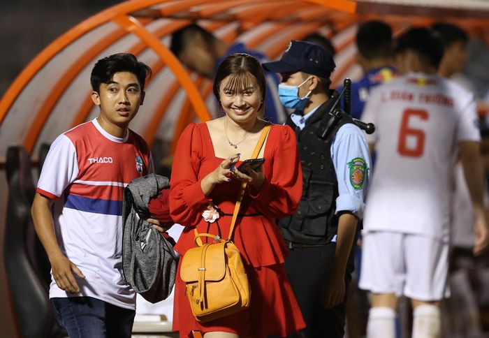  Đi cùng fan nữ này còn có một CĐV mặc áo HAGL, cả hai đã di chuyển từ khu vực khán đài C xuống sân bất chấp lực lượng an ninh có mặt tại đó. 