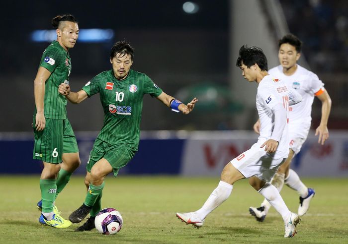  Với lối chơi phòng ngự chặt chẽ, CLB Sài Gòn phá hỏng màn ra mắt V.League của HLV Kiatisak. Các ngoại binh như Daisuke Matsui, Woo Sangho đang dần cho thấy đẳng cấp và tầm ảnh hưởng của mình trong sơ đồ chiến thuật của HLV Vũ Tiến Thành. 