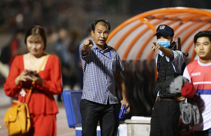  Ban quản lý sân Thống Nhất đã phát hiện ra điều này và yêu cầu bộ đôi này ngay lập tức rời khỏi sân. 