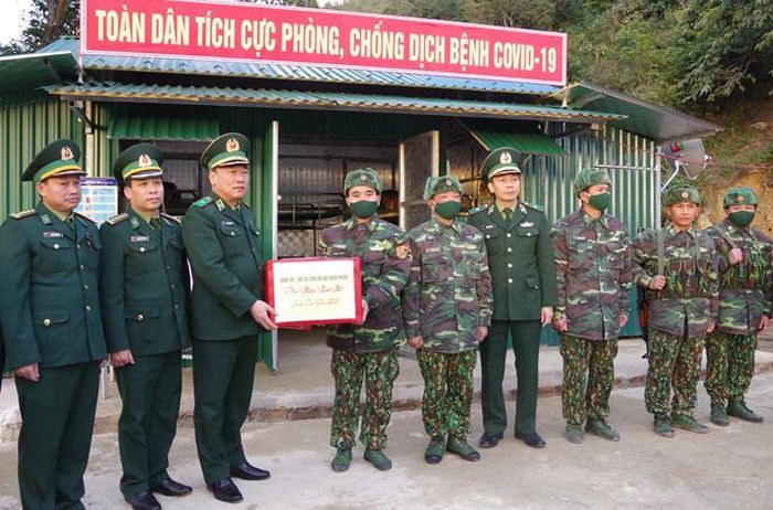 Lãnh đạo Bộ Tư lệnh Bộ đội Biên phòng động viên các cán bộ, chiến sĩ trên tuyến đầu chống dịch.