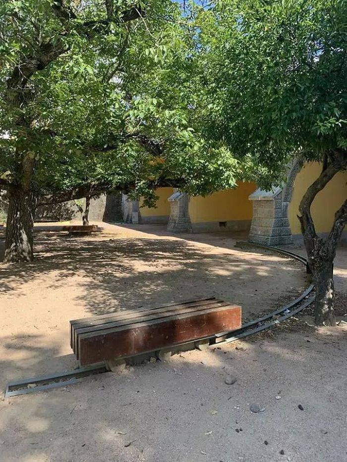 Ghế ngồi trên đường ray để du khách có thể lựa chọn vị trí bóng râm của cây, tránh ánh nắng mặt trời.