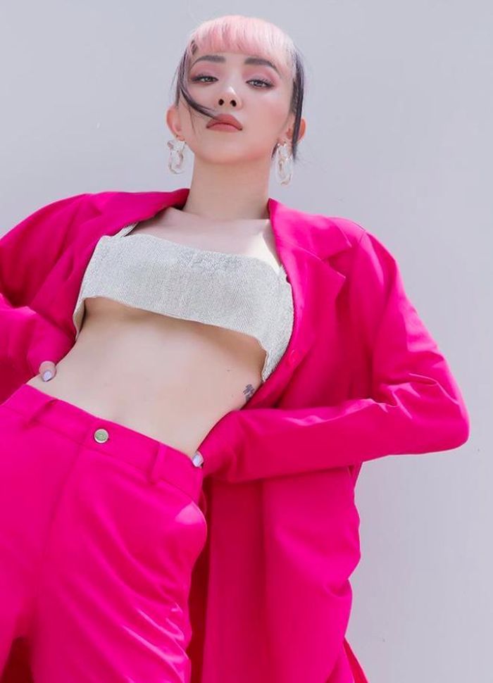 Nữ ca sĩ khoe vòng 1 lấp ló, vòng 2 phẳng lì khi kết hợp áo bra top hai dây với suit dáng rộng.