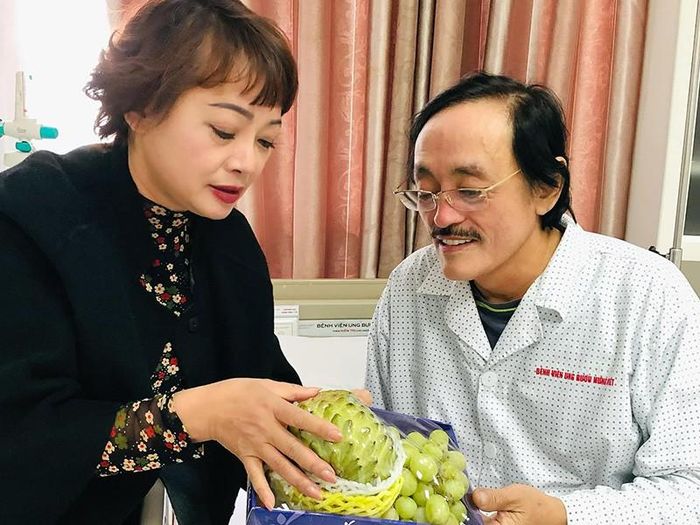 Nghệ sĩ Trà My đến thăm Giang Còi ngay khi biết anh nhập viện.