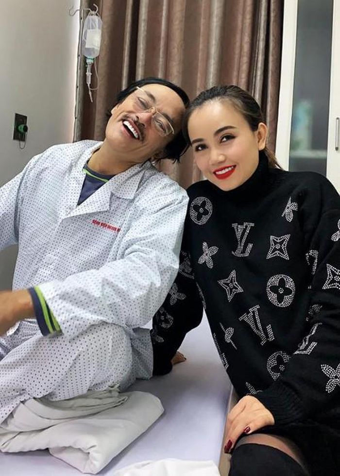 Diễn viên Hoàng Yến cũng đến thăm Giang Còi. Cô cho biết: "Tình cờ và bất ngờ quá. Quay trở lại viện thanh toán viện phí thì gặp anh trai đang ở đúng phòng mình vừa mới ở, duyên không để đâu cho hết đấy. Chúc anh những điều tốt lành nhất. Ở một thời gian ngắn như em thôi, rồi còn về cống hiến cho nền nghệ thuật nước nhà anh nhé".