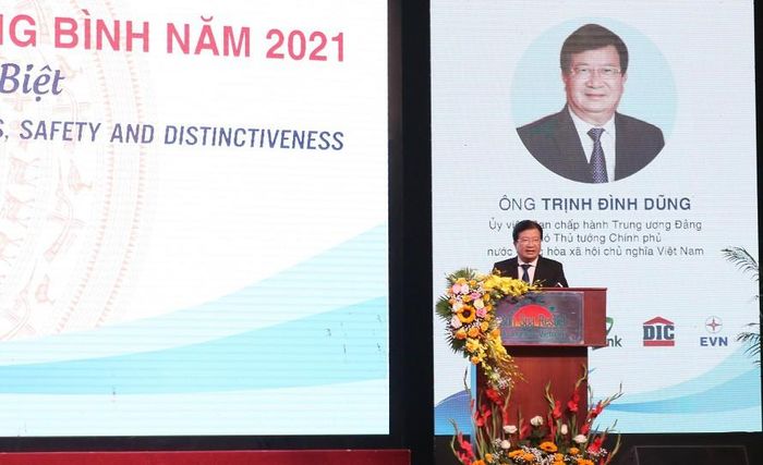 Phó Thủ tướng Chính phủ Trịnh Đình Dũng phát biểu chỉ đạo tại Hội nghị Xúc tiến đầu tư tỉnh Quảng Bình năm 2021.