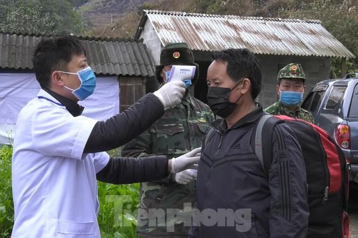 Kiểm tra thân nhiệt những người nhập cảnh trái phép