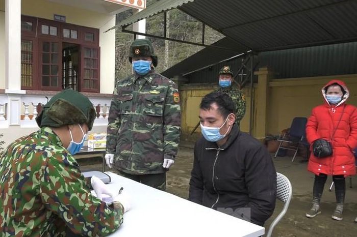 Cán bộ Biên phòng lấy lời khai của nhóm người nhập cảnh trái phép