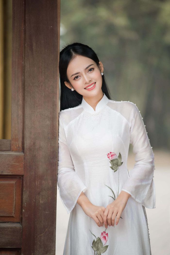  Dù đã là bà mẹ của một bé trai gần 5 tuổi nhưng Thanh Trúc vẫn trẻ trung và giữ vẻ đẹp mong manh trong tà áo dài tinh khôi. 