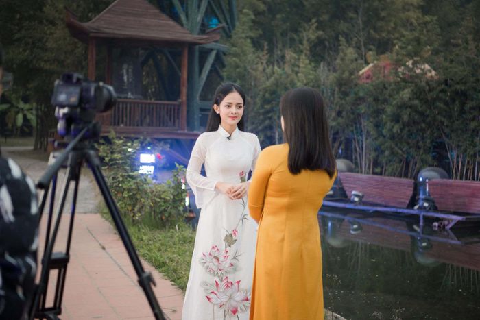 Quen thuộc với vai trò MC nhưng mới đây Thanh Trúc nhận lời ra Hà Nội làm khách mời trong một chương trình giới thiệu vẻ đẹp văn hóa Bắc Bộ phát sóng vào đêm giao thừa. 