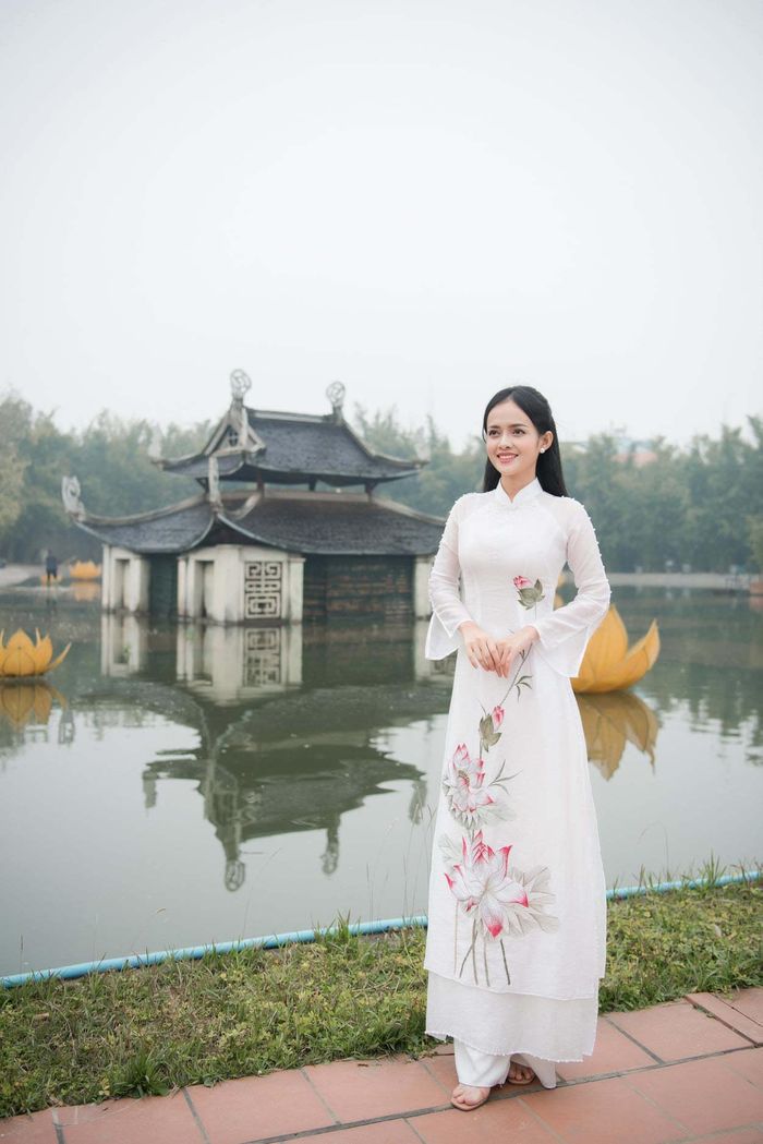Bất chấp giá lạnh, Thanh Trúc diện áo dài trắng mong manh của Hoa hậu Ngọc Hân tươi cười trước ống kính. "Tôi vốn sợ lạnh nhưng vì công việc nên cố gắng", cô nói. 