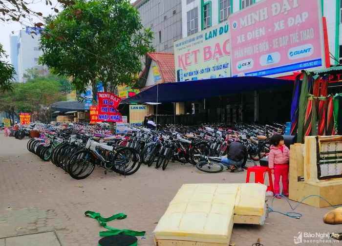 Tại đường Quang Trung, các mặt hàng như xe đạp, xe máy, két sắt, điện lạnh ngang nhiên chiếm dụng vỉa hè làm nơi trưng bày hàng hóa trong sáng 17/1. Ảnh: Nguyên Châu
