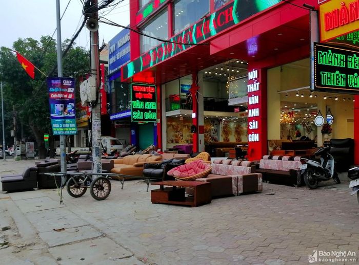 Tại đường Nguyễn Trãi - Cửa ngõ phía Bắc của TP.Vinh, các cửa hàng nội thất, bàn ghế ngang nhiên chiếm trọn vỉa hè làm nơi trưng bày hàng hóa trong sáng 17/1. Ảnh: Nguyên Châu