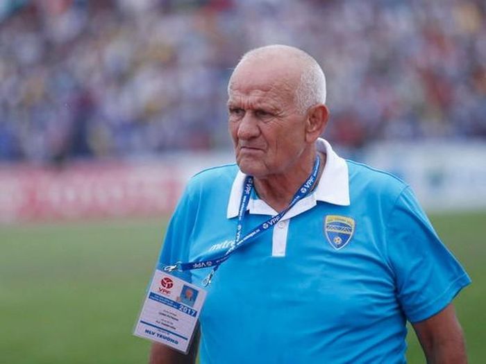 HLV Ljupko Petrovic của Thanh Hóa 74 tuổi, nhiều tuổi nhất V.League 2021. Ảnh: THFC