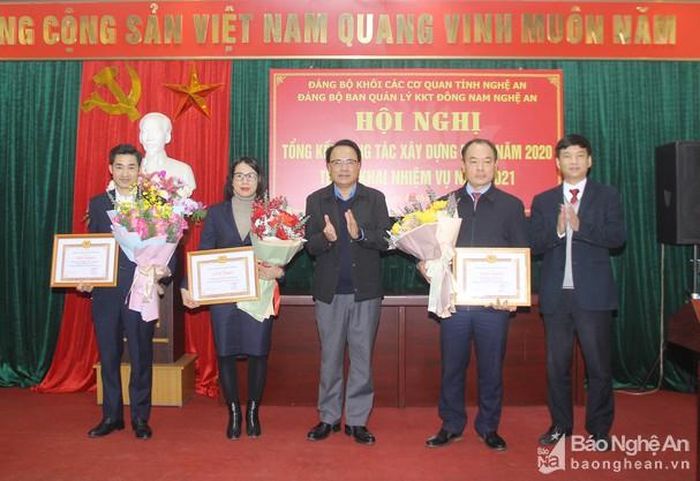 Đồng chí Nguyễn Nam Đình - Ủy viên Ban Thường vụ Tỉnh ủy, Bí thư Đảng ủy Khối Các cơ quan tỉnh trao Giấy khen cho tập thể chi bộ đạt danh hiệu trong sạch, vững mạnh tiêu biểu và 2 đảng viên đạt danh hiệu Hoàn thành xuất sắc nhiệm vụ tiêu biểu trong năm 2020. Ảnh: Mai Hoa