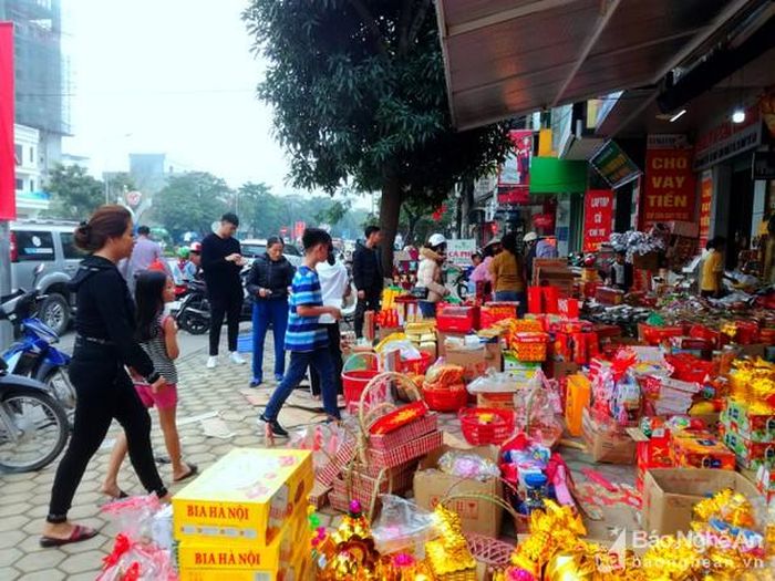 Vỉa hè đường Nguyễn Du, gần khu vực Trường Đại học Vinh bị chiếm dụng thành nơi để hàng hóa tết. Ảnh: Nguyên Châu