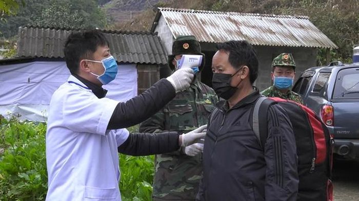 Kiểm tra thân nhiệt các đối tượng nhập cảnh trái phép.