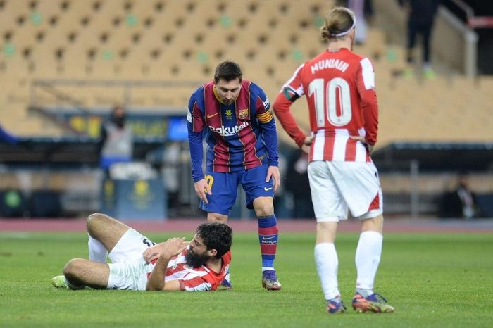  Marca cho rằng hành động của Messi là không thể chấp nhận. Trong trường hợp xấu nhất, thủ quân Barca có thể bị treo giò 4 trận. Không hiểu vì điều gì, Leo có hành động tấn công đối thủ trong tình huống không có bóng. 