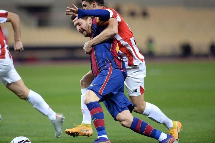  Đối đầu Bilbao ở trận chung kết, Messi nhiều lần chơi bóng trong tâm trạng ức chế. Trận đấu này đánh dấu sự trở lại của siêu sao người Argentina trong đội hình Barca. Tuy nhiên, Messi thể hiện phong độ thất vọng. 