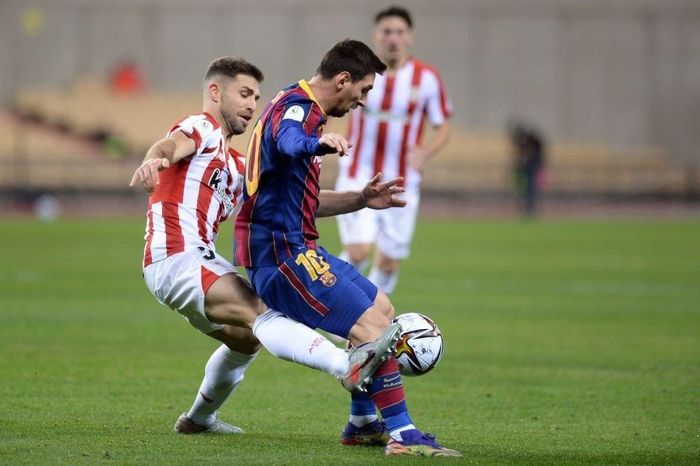  Barca lỡ cơ hội giành danh hiệu đầu tiên dưới triều đại HLV Ronald Koeman. "Gã khổng lồ" xứ Catalonia sẽ tiếp tục căng sức ở các đấu trường La Liga, Champions League và Copa del Rey. Tuy nhiên, tinh thần của toàn đội Barca và cá nhân Messi đang đi xuống nghiêm trọng. 