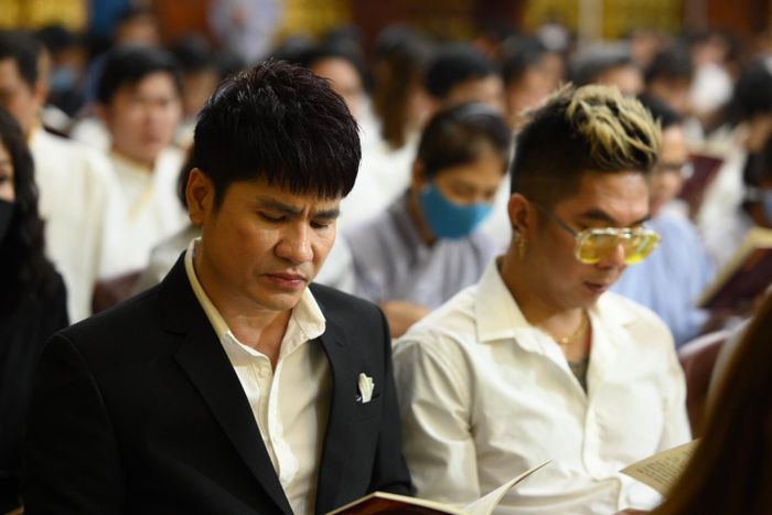  Lương Gia Huy đến chùa cầu nguyện cho bạn thân. 