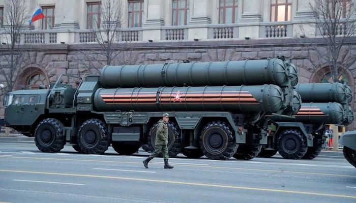 Việc mua các tổ hợp tên lửa phòng không S-400 khiến cho mối quan hệ giữa Thổ Nhĩ Kỳ và Mỹ vốn đã tồi tệ nay lại tồi tệ hơn bao giờ hết. Phía Mỹ đã nhiều lần cảnh báo rằng một loại vũ khí như S-400 không nên có trong biên chế của quân đội Thổ Nhĩ Kỳ. Dẫu vậy, Thổ Nhĩ Kỳ vẫn nhất quyết mua các tổ hợp này từ Nga khiến cho Mỹ nhanh chóng loại Thổ Nhĩ Kỳ ra khỏi chương trình F-35. Ảnh: Tổ hợp S-400 trên đường phố Moscow.