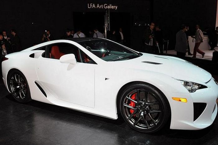 Siêu xe Lexus LFA được đánh giá là chiếc xe thể thao hoàn hảo nhất mà thương hiệu Lexus từng tạo ra. Dự án xe thể thao Lexus LFA được thai nghén từ năm 2000 với sự chỉ đạo của kỹ sư trưởng Harahiko Tanashi, nhưng đến năm 2009 mới được Lexus trình làng dưới dạng xe thương mại tại triển lãm Tokyo Motor Show.
