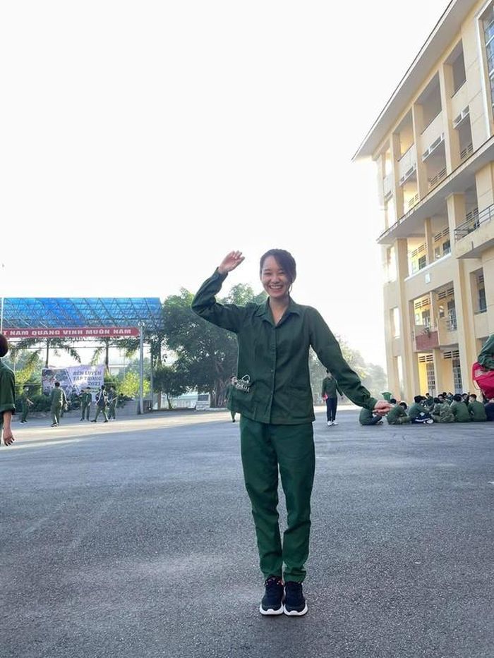 Cô nàng sở hữu làn da trắng sáng, các đường nét trên khuôn mặt thanh tú và hài hòa hoàn hảo.