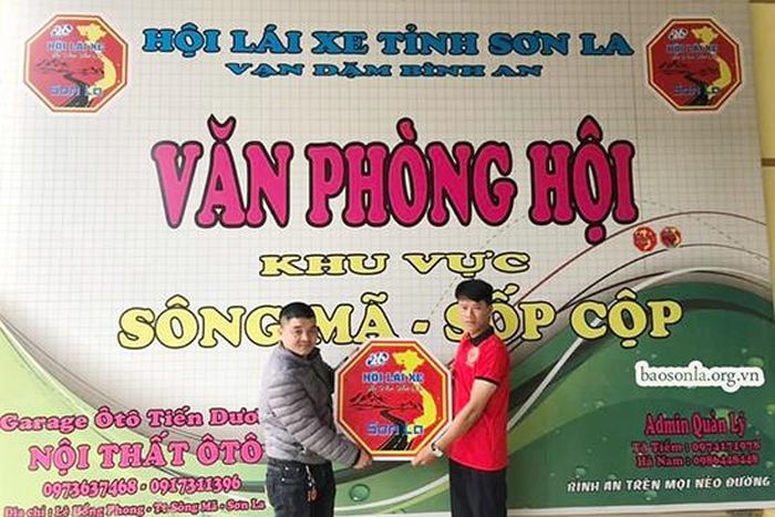Đại diện văn phòng hội khu vực Sông Mã - Sốp Cộp trao logo kết nạp hội viên mới.