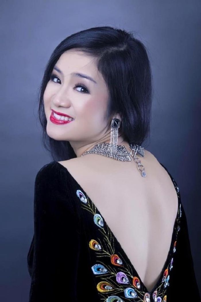 Vẻ ngoài xinh đẹp, gợi cảm của NSND Thu Hà.