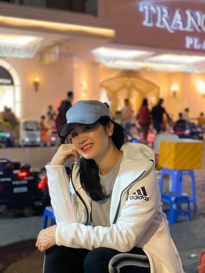 Dù bước sang tuổi 52 nhưng "Bạch Cúc" của Hướng dương ngược nắng vẫn rất xinh đẹp và trẻ trung.