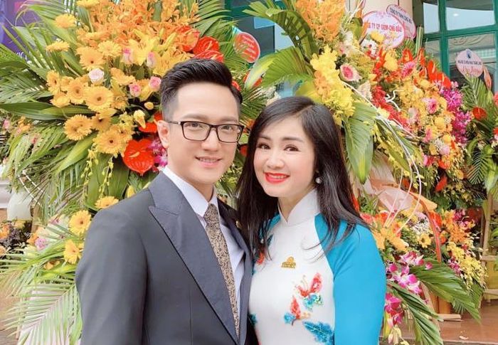NSND Thu Hà chụp ảnh chung cùng với diễn viên Chí Nhân. Cả hai đều là những nghệ sĩ tài năng của Nhà hát Kịch Hà Nội.