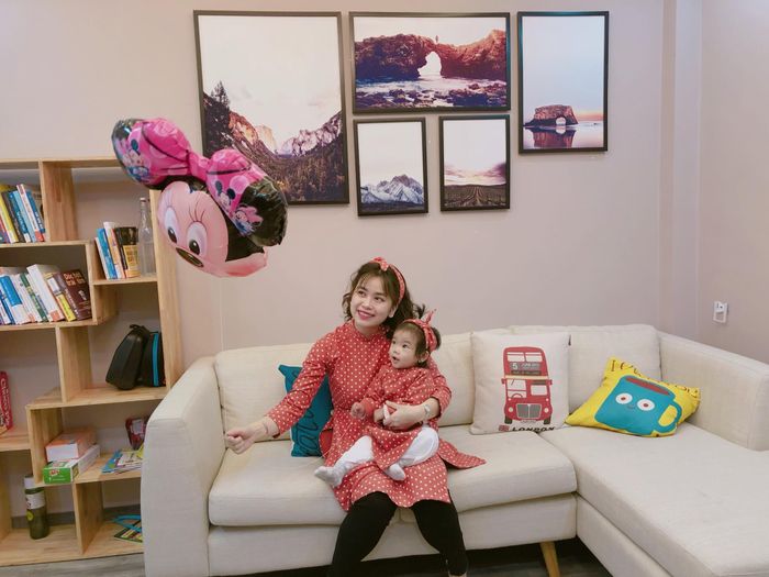 Hai mẹ con thường đặt may áo dài đôi đi du xuân.