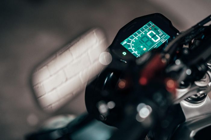 Mặt đồng hồ LCD sẽ là nơi hiển thị tốc độ cũng như các thông tin liên quan đến pin và hành trình. Một chi tiết gây ấn tượng khác đó chính là đĩa phanh trước có kích thước lớn, sử dụng cùm phanh của Bybre - một thương hiệu con của hãng phanh danh tiếng Brembo.