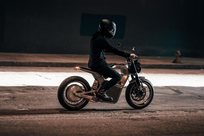 Cung cấp năng lượng cho Metacycle là bộ pin 4.000 Wh, cho phép xe chạy được tối đa 129 km sau mỗi lần sạc. Người dùng có thể sạc Metacycle ở các trạm sạc công cộng hoặc tháo pin ra để sạc khi cần thiết.
