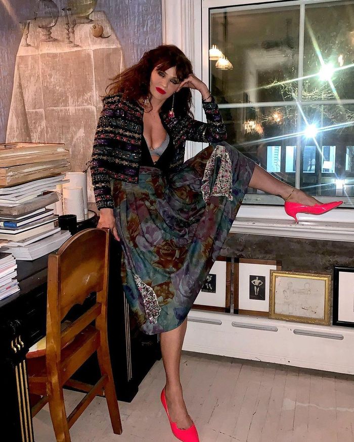 Với phong cách Bohemian và gương mặt trang điểm đậm, Christensen như mới 40 tuổi, đầy năng lượng và cuốn hút.