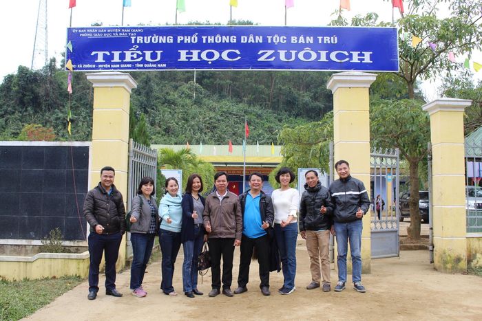 Hiệu trưởng nhà trường chụp ảnh cùng đoàn 