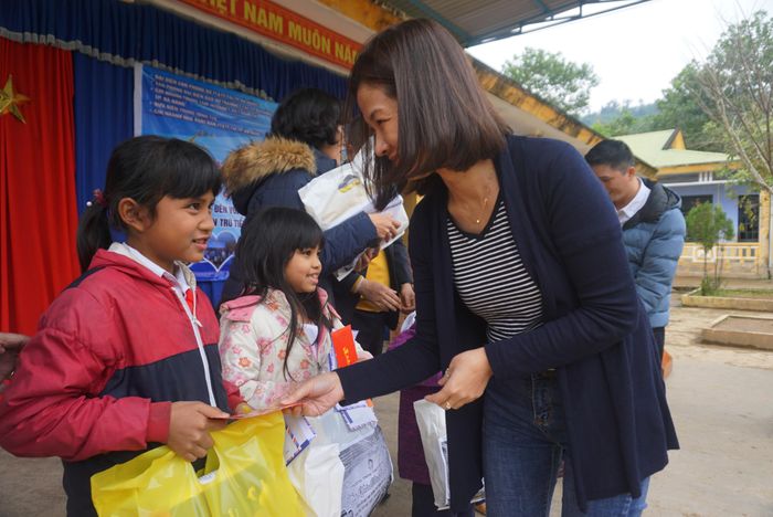 Đại diện Báo VietNamNet tại Đà Nẵng trao quà cho các em có hoàn cảnh khó khăn