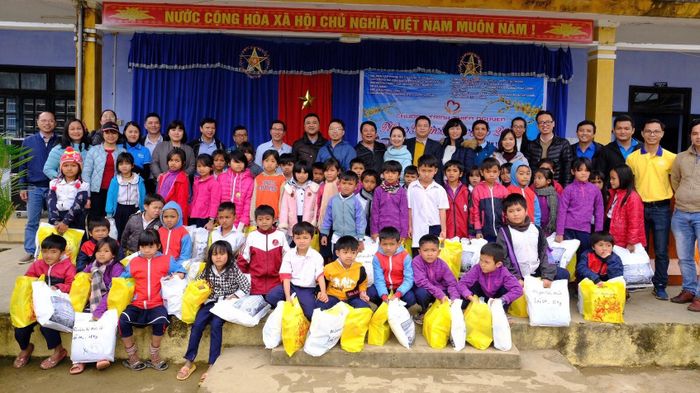 Hơn 150 xuất quà gồm áo quần đồng phục, dụng cụ học tập, mỳ tôm, sách vở, bánh kẹo...được trao đến các em học sinh tại điểm trường