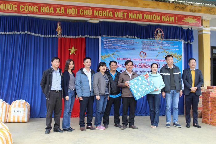 Các cơ quan, đơn vị tại Văn phòng đại diện Bộ TT&amp;TT ở Đà Nẵng trao quà cho nhà trường