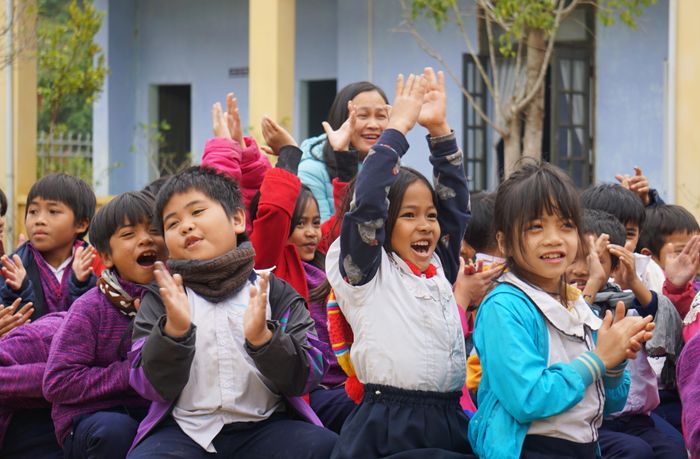 Đoàn thiện nguyện tổ chức trò chơi tạo tiếng cười cho các em sau những giờ học căng thẳng