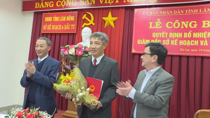 Chủ tịch UBND tỉnh Lâm Đồng Trần Văn Hiệp trao quyết định điều động bổ nhiệm ông Bùi Sơn Điền làm Giám đốc Sở Kế hoạch và Đầu tư. Ảnh: Thành Nam