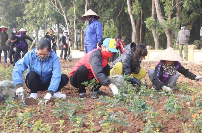 … cùng đông đảo hội viên phụ nữ và người dân địa phương ra quân xây dựng "Vườn hoa phụ nữ".