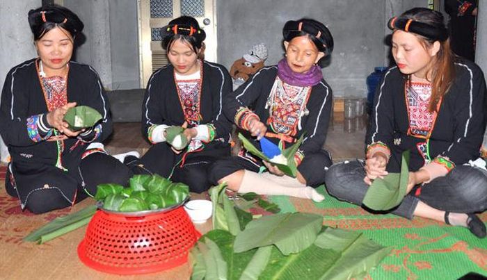 Phụ nữ Dao thôn Đèo Tế, xã Hùng Đức (Hàm Yên) làm bánh để đón Tết.