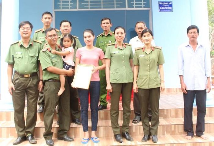 Đoàn công tác chụp ảnh lưu niệm cùng gia đình Thượng úy Cao Quốc Anh.