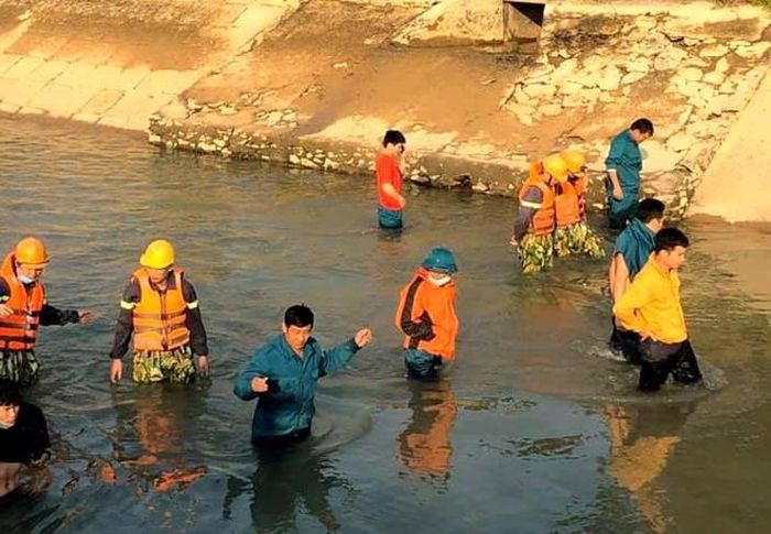 Các lực lượng phối hợp tìm kiếm nạn nhân.