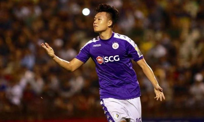 Thành Chung vắng mặt khiến hàng thủ Hà Nội FC lung lay. 