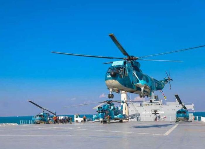 IRIS Makran có vai trò là bệ phóng nổi cho 5 máy bay trực thăng quân sự.