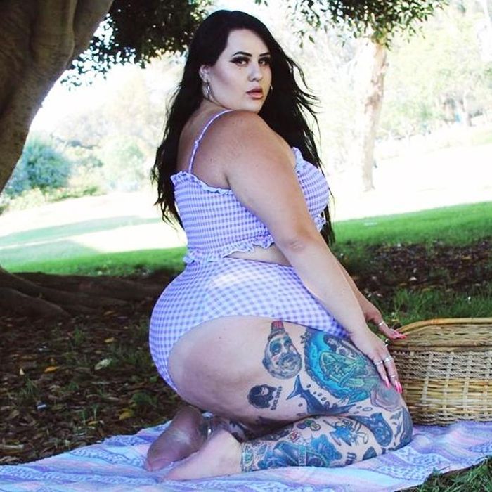 Ashley Kouza là chuyên gia tạo mẫu tóc, người mẫu đến từ Mỹ. Cô làm việc với nhiều nhãn hàng thời trang và làm đẹp, trong đó có thương hiệu quần áo dành cho phụ nữ ngoại cỡ. Ảnh: @glamghoul.